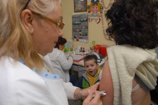 Salud La historia detrás del retorno de una vieja enfermedad: el sarampión - En octubre comenzó una campaña en la Argentina para reforzar la inmunización contra la enfermedad entre los chicos que tienen 1 y 5 años. Se estima que en Santa Fe se vacunarán unos 200.000 niños. La historia detrás del retorno de una vieja enfermedad: el sarampión - En octubre comenzó una campaña en la Argentina para reforzar la inmunización contra la enfermedad entre los chicos que tienen 1 y 5 años. Se estima que en Santa Fe se vacunarán unos 200.000 niños.