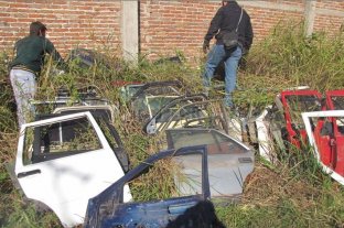 Como en Buenos Aires, Capital Federal, Córdoba y Mendoza El Senado impulsa el grabado obligatorio de las autopartes - Para combatir el robo de vehículos, la Cámara alta propone que los propietarios de automóviles, motos y ciclomotores afronten el costo del grabado indeleble. (La imagen corresponde a un operativo en Santo Tome, en 2014). El Senado impulsa el grabado obligatorio de las autopartes - Para combatir el robo de vehículos, la Cámara alta propone que los propietarios de automóviles, motos y ciclomotores afronten el costo del grabado indeleble. (La imagen corresponde a un operativo en Santo Tome, en 2014).