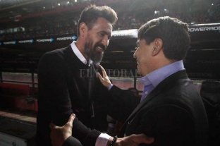 Ya se vive el Colón - River de este viernes Gallardo pone "algo" más y Colón pone todo - "El Barba" y "el Muñeco". Más allá que Colón necesita sumar y acomodar su rumbo en la Superliga, sin dudas que el de viernes es un lindo desafío extra para Eduardo Domínguez y sus jugadores: ganarle al River invicto de Marcelo Gallardo y enterrar en el Cementerio de los Elefantes la mejor racha de la historia millonaria, con 21 triunfos y 11 empates. Son 17 por Superliga, 10 por Copa Libertadores, 4 por Copa Argentina y 1 por Supercopa Argentina. Se viene un lindo viernes en el Brigadier. Gallardo pone "algo" más y Colón pone todo - "El Barba" y "el Muñeco". Más allá que Colón necesita sumar y acomodar su rumbo en la Superliga, sin dudas que el de viernes es un lindo desafío extra para Eduardo Domínguez y sus jugadores: ganarle al River invicto de Marcelo Gallardo y enterrar en el Cementerio de los Elefantes la mejor racha de la historia millonaria, con 21 triunfos y 11 empates. Son 17 por Superliga, 10 por Copa Libertadores, 4 por Copa Argentina y 1 por Supercopa Argentina. Se viene un lindo viernes en el Brigadier.