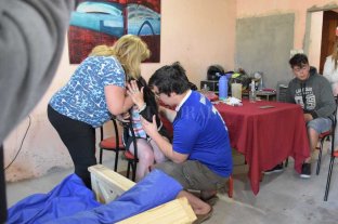 A tiros Investigan el crimen de un hombre en barrio San José - La madre del joven señalado como sospechoso del crimen es consolada por familiares y amigos Investigan el crimen de un hombre en barrio San José - La madre del joven señalado como sospechoso del crimen es consolada por familiares y amigos