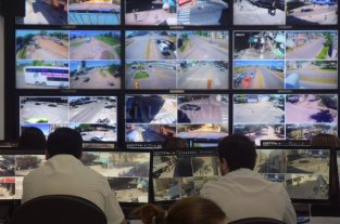 Alerta de movilidad Implementan el "Gran Hermano" santafesino - Control. Los operadores cuentan con vistas panorámicas de cada lugar clave de la ciudad para mantener bajo vigilancia en tiempo real lo que ocurre. Implementan el "Gran Hermano" santafesino - Control. Los operadores cuentan con vistas panorámicas de cada lugar clave de la ciudad para mantener bajo vigilancia en tiempo real lo que ocurre.