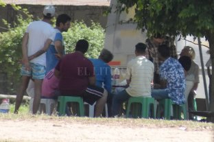Frente a la Costanera Oeste Con colectivos y traffics: llamativo campamento en un parque público - Una reunión bajo la sombra. Desde el municipio aseguran que el acampe no implica una infracción, siempre que los vehículos estén estacionados sobre la calle. Con colectivos y traffics: llamativo campamento en un parque público - Una reunión bajo la sombra. Desde el municipio aseguran que el acampe no implica una infracción, siempre que los vehículos estén estacionados sobre la calle.