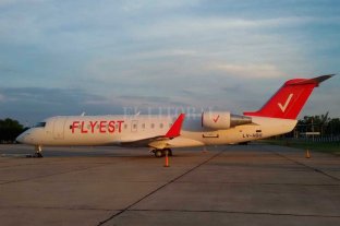 Viene unas horas antes, juega y se vuelve El avioncito de River que "molesta" a Colón - Hace "juego" con colores. Una imagen ilustrativa del Bombardier CRJ200, una nave similar a la que usará Flyest Líneas Aéreas para trasladar en vuelo charteado a River Plate desde Aeroparque al Aeropuerto Metropolitano de Santa Fe en Sauce Viejo. River pidió pista desde las 14 del viernes, con un tope de retorno fijado a la 1.30 del sábado. ¿Riesgo innecesario, acción de subestimar a Colón o práctica normal? Se instaló la polémica. El avioncito de River que "molesta" a Colón - Hace "juego" con colores. Una imagen ilustrativa del Bombardier CRJ200, una nave similar a la que usará Flyest Líneas Aéreas para trasladar en vuelo charteado a River Plate desde Aeroparque al Aeropuerto Metropolitano de Santa Fe en Sauce Viejo. River pidió pista desde las 14 del viernes, con un tope de retorno fijado a la 1.30 del sábado. ¿Riesgo innecesario, acción de subestimar a Colón o práctica normal? Se instaló la polémica.