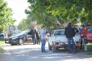 Medidas alternativas a la prisión preventiva Crimen de barrio San José: el imputado queda en libertad pero monitoreado - El día del crimen, la policía trabajó en el lugar para recolectar pruebas Crimen de barrio San José: el imputado queda en libertad pero monitoreado - El día del crimen, la policía trabajó en el lugar para recolectar pruebas