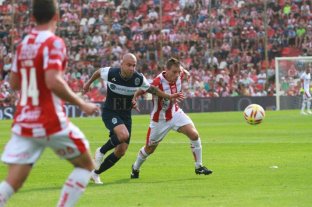Unión jugaría con los mismos de hace dos semanas en Rosario ¿Y si Madelón se queda con los 11 de las 3 "G"? - El líder natural en acción. Jonathan Bottinelli tiene voz de mando, regularidad en la marca y salida clara desde el fondo. En la foto, marcando al siempre difícil Silva en la victoria ante Gimnasia. Será clave en un partido con exigencias como el de este domingo. ¿Y si Madelón se queda con los 11 de las 3 "G"? - El líder natural en acción. Jonathan Bottinelli tiene voz de mando, regularidad en la marca y salida clara desde el fondo. En la foto, marcando al siempre difícil Silva en la victoria ante Gimnasia. Será clave en un partido con exigencias como el de este domingo.