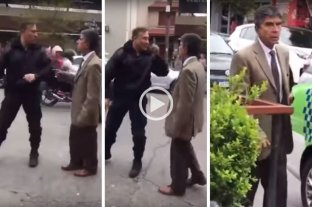 Reconocimiento del gobierno bonaerense Ascendieron a los dos policías que no se dejaron amedrentar por un juez - Uno de los policías y el juez durante el fuerte cruce que mantuvieron en la calle durante un operativo. Ascendieron a los dos policías que no se dejaron amedrentar por un juez - Uno de los policías y el juez durante el fuerte cruce que mantuvieron en la calle durante un operativo.