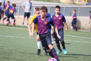 Se llama Nicolás Marcipar Idelsohn... El hijo de santafesinos que sueña en La Masía - Arrancando con pelota dominada y ya observando el panorama. Este zurdito es hijo de santafesinos y es jugador del Barcelona. Entrena en La Masía, uno de los centros de captación de futuros cracks más importante del mundo. De ahí salió Messi. El hijo de santafesinos que sueña en La Masía - Arrancando con pelota dominada y ya observando el panorama. Este zurdito es hijo de santafesinos y es jugador del Barcelona. Entrena en La Masía, uno de los centros de captación de futuros cracks más importante del mundo. De ahí salió Messi.