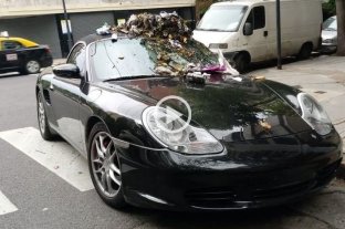 La argentinidad... Dejó su lujoso Porsche estacionado sobre la senda peatonal y los vecinos "hicieron justicia" - Dejó su lujoso Porsche estacionado sobre la senda peatonal y los vecinos "hicieron justicia" -