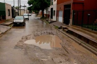 Barrio Jardín Mayoraz Un pozo que cumple dos años y genera mil problemas para los vecinos - Pasaje Pasteur al 6500, casi intransitable por un pozo que tiene dos años y mil problemas en su haber Un pozo que cumple dos años y genera mil problemas para los vecinos - Pasaje Pasteur al 6500, casi intransitable por un pozo que tiene dos años y mil problemas en su haber