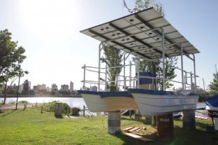 Energías alternativas aplicadas al transporte náutico El catamarán solar será probado los primeros días de diciembre - Recta final. El novedoso medio de transporte náutico es de fibra de vidrio, tiene 6 metros de eslora por casi 3 de manga y capacidad para 8 personas. Arriba se ven los paneles solares. Tendrá fines turísticos y demostrativos. El catamarán solar será probado los primeros días de diciembre - Recta final. El novedoso medio de transporte náutico es de fibra de vidrio, tiene 6 metros de eslora por casi 3 de manga y capacidad para 8 personas. Arriba se ven los paneles solares. Tendrá fines turísticos y demostrativos.