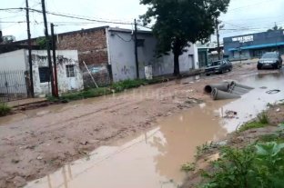 La lluvia complicó las cosas Espora: agua, vecinos desesperados y una obra de desagüe sin avances - El registro gráfico es de este lunes a la mañana. La situación el Espora al 4800 deja en una situación muy complicada a los vecinos del área. Espora: agua, vecinos desesperados y una obra de desagüe sin avances - El registro gráfico es de este lunes a la mañana. La situación el Espora al 4800 deja en una situación muy complicada a los vecinos del área.