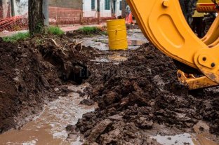 Peñaloza y Gorriti El municipio intervino en una obra provincial para evitar anegamientos - El desagüe entubado de Peñaloza y Gorriti estaba anulado. Esta situación, ante las lluvias copiosas de estos días, generó acumulación de agua que afectó principalmente el acceso a la Escuela Jardín de la Esperanza. El municipio intervino en una obra provincial para evitar anegamientos - El desagüe entubado de Peñaloza y Gorriti estaba anulado. Esta situación, ante las lluvias copiosas de estos días, generó acumulación de agua que afectó principalmente el acceso a la Escuela Jardín de la Esperanza.