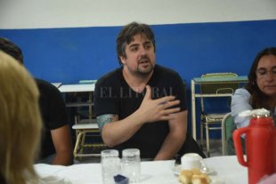 Fue la respuesta al reclamo por inseguridad en barrio Las Lomas "Necesitamos que el vecino denuncie los casos al 911 para sumar al mapa del delito" - Llamar al 911. Las autoridades de Seguridad piden a los vecinos que denuncien los delitos, para poder configurar un mapa y actuar en consecuencia. "Necesitamos que el vecino denuncie los casos al 911 para sumar al mapa del delito" - Llamar al 911. Las autoridades de Seguridad piden a los vecinos que denuncien los delitos, para poder configurar un mapa y actuar en consecuencia.