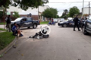 En J.P. López y 1° de Mayo Dos delincuentes chocaron en su huida tras un robo - Dos delincuentes chocaron en su huida tras un robo -