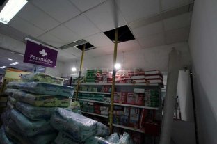 La pared se desmoronó hace 10 días Los dueños de la farmacia habían advertido el peligro de derrumbe - Pañales, leche en polvo, productos de bebé y tinturas fueron algunos de los productos que quedaron debajo del sector donde se derrumbó la pared. Ahora está apuntalado parte del techo. Los dueños de la farmacia habían advertido el peligro de derrumbe - Pañales, leche en polvo, productos de bebé y tinturas fueron algunos de los productos que quedaron debajo del sector donde se derrumbó la pared. Ahora está apuntalado parte del techo.