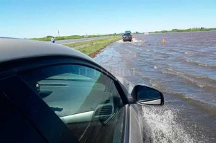 Consecuencias del temporal Cortaron la autopista Santa Fe - Rosario por agua en la calzada - Cortaron la autopista Santa Fe - Rosario por agua en la calzada -