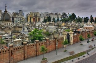 Frente al mausoleo de Ramón Falcón Explosión en el cementerio de la Recoleta: una mujer herida - Explosión en el cementerio de la Recoleta: una mujer herida -