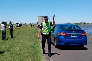 La autopista Santa Fe - Rosario sigue cortada por agua en la calzada