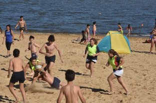 Después de días de intensas lluvias Sol, viento, arena y saltos acrobáticos: la gente se "adueñó" de la Costanera - Sol, viento, arena y saltos acrobáticos: la gente se "adueñó" de la Costanera -