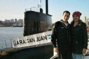 Tras el hallazgo del Submarino Ara San Juan, un año después La esposa del tripulante de Santa Fe: "Yo estoy en paz, pero pido justicia" - Leguizamón y el submarinista Suárez, en una de las últimas fotos juntos. Detrás el submarino hallado después de un año. La esposa del tripulante de Santa Fe: "Yo estoy en paz, pero pido justicia" - Leguizamón y el submarinista Suárez, en una de las últimas fotos juntos. Detrás el submarino hallado después de un año.