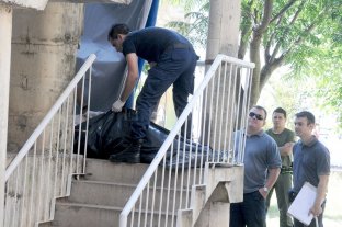 Tribunales Juzgan a conocido barra de Colón por un homicidio en el Centenario - La policía halló al joven de 27 años cuando agonizaba en la zona de escaleras de los monoblock. Juzgan a conocido barra de Colón por un homicidio en el Centenario - La policía halló al joven de 27 años cuando agonizaba en la zona de escaleras de los monoblock.