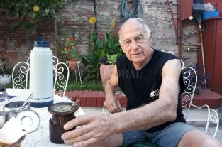 Varios termos de mate con el "Beto" Tardivo... "El jugador escucha más al profe que al técnico" - En la tranquilidad del patio de su casa y mateando, una larga charla con un hombre al que le corre sangre futbolera por las venas. "El jugador escucha más al profe que al técnico" - En la tranquilidad del patio de su casa y mateando, una larga charla con un hombre al que le corre sangre futbolera por las venas.