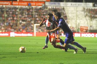 Su contrato con Unión vence el mes que viene... ¿Qué pasará con el Droopy? - El Droopy Gómez en acción, en el partido ante Patronato en la avenida López y Planes, donde fue titular. ¿Qué pasará con el Droopy? - El Droopy Gómez en acción, en el partido ante Patronato en la avenida López y Planes, donde fue titular.