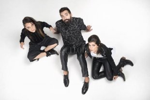 Eruca Sativa Una apuesta ganadora - Los cordobeses Brenda Martin y Gabriel Pedernera y la sunchalense Lula Bertoldi, artífices de una propuesta afianzada y con futuro. Una apuesta ganadora - Los cordobeses Brenda Martin y Gabriel Pedernera y la sunchalense Lula Bertoldi, artífices de una propuesta afianzada y con futuro.