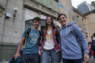 Son estudiantes de la Escuela Industrial Superior Tres jóvenes idearon "atrapar al sol" y dar luz a interiores: fueron premiados - Ingeniosos. Agretti, Pozzo Galdón y François (izq. a der.), en la entrada de la Escuela Industrial. Fueron reconocidos por el proyecto que idearon. Tres jóvenes idearon "atrapar al sol" y dar luz a interiores: fueron premiados - Ingeniosos. Agretti, Pozzo Galdón y François (izq. a der.), en la entrada de la Escuela Industrial. Fueron reconocidos por el proyecto que idearon.