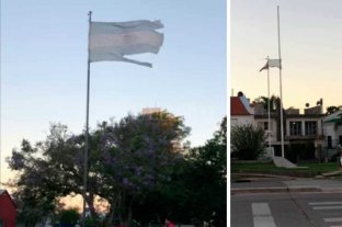 En espacios emblemáticos Dos banderas de Argentina en estado deplorable en la ciudad - Dos banderas de Argentina en estado deplorable en la ciudad -