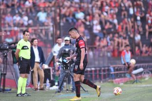 Los "coletazos" del mal momento futbolístico en Colón Vignatti fue al entrenamiento y se le "plantó" a los jugadores - ¿Se habrá arrepentido? Seguramente, el motivo por el que Correa pidió hablar es porque se rectificará de las declaraciones que efectuó el sábado, luego de la calentura de su expulsión y la derrota ante Unión de Sunchales. En el vestuario no pudo serenarse. Todo lo contrario, se "calentó" más y dijo lo que dijo. Vignatti fue al entrenamiento y se le "plantó" a los jugadores - ¿Se habrá arrepentido? Seguramente, el motivo por el que Correa pidió hablar es porque se rectificará de las declaraciones que efectuó el sábado, luego de la calentura de su expulsión y la derrota ante Unión de Sunchales. En el vestuario no pudo serenarse. Todo lo contrario, se "calentó" más y dijo lo que dijo.