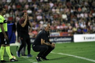 El domingo a las 17 en Santa Fe Madelón cierra su arco pensando en Vélez - No espera sentado. Leo Madelón, la noche del 2-2 contra Patronato en el estadio 15 de Abril. Sin dudas, un tema que le preocupa al DT tatengue es la cantidad de goles que recibió entre Godoy Cruz y el "Patrón": cinco en dos partidos de local. Es por eso que la idea pasa por ajustar algunas cuestiones de nombres y funcionamiento en los metros finales de la cancha, cerca de los tres caños de Nereo. Madelón cierra su arco pensando en Vélez - No espera sentado. Leo Madelón, la noche del 2-2 contra Patronato en el estadio 15 de Abril. Sin dudas, un tema que le preocupa al DT tatengue es la cantidad de goles que recibió entre Godoy Cruz y el "Patrón": cinco en dos partidos de local. Es por eso que la idea pasa por ajustar algunas cuestiones de nombres y funcionamiento en los metros finales de la cancha, cerca de los tres caños de Nereo.