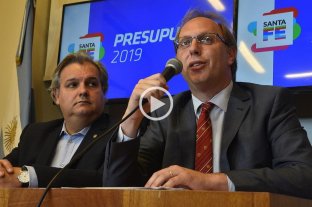Dos mensajes del Poder Ejecutivo ingresan hoy al Senado Prioridad al gasto social y de capital, ejes del proyecto de Presupuesto - Farías y Saglione presentaron el presupuesto. El primero con una lectura más política y el segundo haciendo hincapié en los alcances que tendrá en la marcha del estado y la economía santafesina del año venidero. Prioridad al gasto social y de capital, ejes del proyecto de Presupuesto - Farías y Saglione presentaron el presupuesto. El primero con una lectura más política y el segundo haciendo hincapié en los alcances que tendrá en la marcha del estado y la economía santafesina del año venidero.