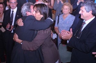 Preparativos para el año electoral Bielsa y posibles aliados 2019 con autoridades del Partido Justicialista - Diciembre de 2003, la recién entonces electa vicegobernadora María Eugenia Bielsa se abraza con el entonces senador por San Justo, Ricardo Olivera, tras la jura de integrantes de la Cámara Alta. Ayer, con otros roles protagonizaron una reunión para analizar posibles alianzas 2019. Bielsa y posibles aliados 2019 con autoridades del Partido Justicialista - Diciembre de 2003, la recién entonces electa vicegobernadora María Eugenia Bielsa se abraza con el entonces senador por San Justo, Ricardo Olivera, tras la jura de integrantes de la Cámara Alta. Ayer, con otros roles protagonizaron una reunión para analizar posibles alianzas 2019.