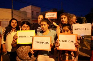 Participan tres vecinales Vecinos piden que se abra una calle de Candioti Norte: "Ya es tierra de nadie" - Vecinos piden que se abra una calle de Candioti Norte: "Ya es tierra de nadie" -
