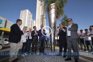 En Bv. Pellegrini y 25 de Mayo Inauguran una escultura por los 100 años de El Litoral - Inauguran una escultura por los 100 años de El Litoral -
