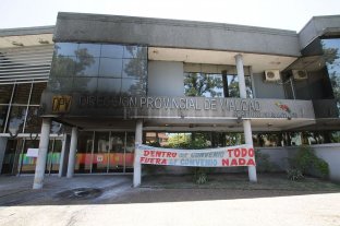 La manifestación no tiene el aval del Sindicato Trabajadores Viales Santa Fe Graves daños al edificio de Vialidad en una protesta - Graves daños al edificio de Vialidad en una protesta -