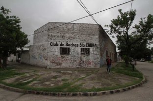 Como en "Luna de Avellaneda" Vecinos rescatan del olvido el Club de Bochas Sargento Cabral - Vecinos rescatan del olvido el Club de Bochas Sargento Cabral -