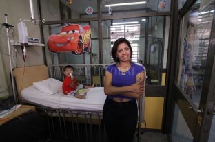 Son capacitadas por especialistas del Alassia Niños con insuficiencia intestinal: cuando la vida depende de la nutrición de mamá - Mamá. F. tiene 3 años y le dieron el alta recién hace seis meses. Hoy su vida depende de la alimentación que le da Natalia, su mamá, todos los días. Niños con insuficiencia intestinal: cuando la vida depende de la nutrición de mamá - Mamá. F. tiene 3 años y le dieron el alta recién hace seis meses. Hoy su vida depende de la alimentación que le da Natalia, su mamá, todos los días.
