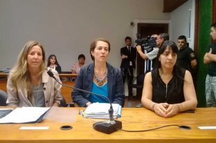 En Santa Fe 16 años de prisión por abusar sexualmente de una niña - La fiscal Del Río Ayala junto a las abogadas querellantes del Centro de Asistencia Judicial (CAJ) 16 años de prisión por abusar sexualmente de una niña - La fiscal Del Río Ayala junto a las abogadas querellantes del Centro de Asistencia Judicial (CAJ)