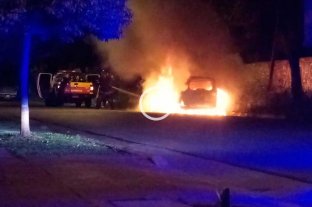 Se investiga Video: quemaron una camioneta en barrio Candioti - Video: quemaron una camioneta en barrio Candioti -