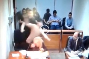 Durante una audiencia Video: Un preso agredió y amenazó a un fiscal - Momento en que el acusado agrede al fiscal. Video: Un preso agredió y amenazó a un fiscal - Momento en que el acusado agrede al fiscal.