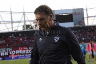 Pronto habrá DT Se bajó uno, sigue lo de Comesaña y...¿Russo? - Se volvió de Colombia. Miguel Ángel Russo, que le ganó la batalla a una cruel enfermedad en Colombia, ganó todo con Millonarios de Bogotá. Está de vuelta y quiere dirigir en Argentina. Muchos lo postularon como candidato en Boca (es el último DT que ganó la Libertadores) pero el nombre fue ofrecido en las últimas horas a los dirigentes de Colón. Se bajó uno, sigue lo de Comesaña y...¿Russo? - Se volvió de Colombia. Miguel Ángel Russo, que le ganó la batalla a una cruel enfermedad en Colombia, ganó todo con Millonarios de Bogotá. Está de vuelta y quiere dirigir en Argentina. Muchos lo postularon como candidato en Boca (es el último DT que ganó la Libertadores) pero el nombre fue ofrecido en las últimas horas a los dirigentes de Colón.