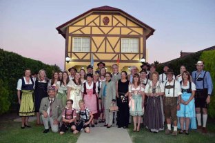 A través de un hermanamiento con Dittelsheim-Hebloch Humboldt también sale a rescatar sus raíces alemanas - Sería el primer acercamiento con localidades de Alemania, y el tercero para este pujante pueblode Las Colonias. Sobre este tema el titular del Ejecutivo local, Duilio Rohrmann, manifestó que este fin de semana habrá una nueva reunión por teleconferencia (vía Skype). Humboldt también sale a rescatar sus raíces alemanas - Sería el primer acercamiento con localidades de Alemania, y el tercero para este pujante pueblode Las Colonias. Sobre este tema el titular del Ejecutivo local, Duilio Rohrmann, manifestó que este fin de semana habrá una nueva reunión por teleconferencia (vía Skype).
