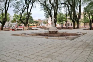 Inversión de unos 11.5 millones de pesos El jueves inauguran la renovada Plaza Pueyrredón - La imagen es de julio de este año, cuando se desarrollaban los trabajos fuertes en la plaza El jueves inauguran la renovada Plaza Pueyrredón - La imagen es de julio de este año, cuando se desarrollaban los trabajos fuertes en la plaza