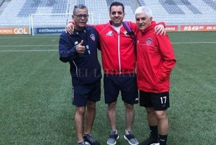 Testimonio exclusivo: Comesaña hijo. "Vignatti también tiene 70 años y es brillante" - Un 2018 increíble. Alejandro Comesaña (44 años), hijo y confidente del entrenador del Junior de Barranquilla que está en el radar de Colón, aparece en el centro de la foto. A un costado (de pelo blanco) el entrenador; en el otro extremo el PF uruguayo Luis Grau. "En menos de cinco días jugamos dos finales, estamos muy felices por lo que logró mi padre", dijo el hijo del DT a El Litoral. "Vignatti también tiene 70 años y es brillante" - Un 2018 increíble. Alejandro Comesaña (44 años), hijo y confidente del entrenador del Junior de Barranquilla que está en el radar de Colón, aparece en el centro de la foto. A un costado (de pelo blanco) el entrenador; en el otro extremo el PF uruguayo Luis Grau. "En menos de cinco días jugamos dos finales, estamos muy felices por lo que logró mi padre", dijo el hijo del DT a El Litoral.