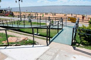 Parador de la Secretaría de Deportes Inclusión, arena y sol: suman rampas y sillas anfibias en una playa de la ciudad - Rampa. Nace en la vereda de la Costanera y llega hasta la arena de la playa, con identificación podotáctil. Inclusión, arena y sol: suman rampas y sillas anfibias en una playa de la ciudad - Rampa. Nace en la vereda de la Costanera y llega hasta la arena de la playa, con identificación podotáctil.