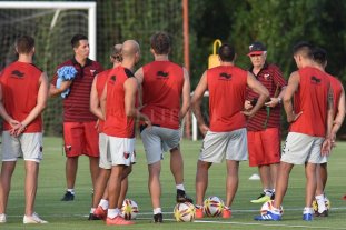 Julio Comesaña y su Colón... "Con lo que hay jugamos 4-2-4, no 4-4-2" - De frente y al frente. Julio Comesaña quiere un equipo protagonista, que salga a ganar en todas las canchas, eso es lo que trata de inculcarle a sus jugadores. "Con lo que hay jugamos 4-2-4, no 4-4-2" - De frente y al frente. Julio Comesaña quiere un equipo protagonista, que salga a ganar en todas las canchas, eso es lo que trata de inculcarle a sus jugadores.