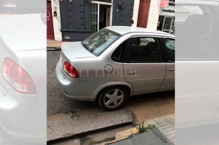 En el centro de la ciudad de Santa Fe El hartazgo de una vecina que no puede sacar el auto de su cochera - El hartazgo de una vecina que no puede sacar el auto de su cochera -
