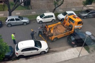 Tras reiteradas publicaciones de El Litoral Era hora: la grúa se llevó a un auto que bloqueaba un ingreso al Cemafe - La grúa se lleva el auto que tapaba uno de los accesos al Cemafe. Era hora: la grúa se llevó a un auto que bloqueaba un ingreso al Cemafe - La grúa se lleva el auto que tapaba uno de los accesos al Cemafe.